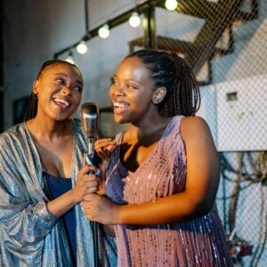 2 femmes qui s'amusent devant un micro pour la fête de la musique