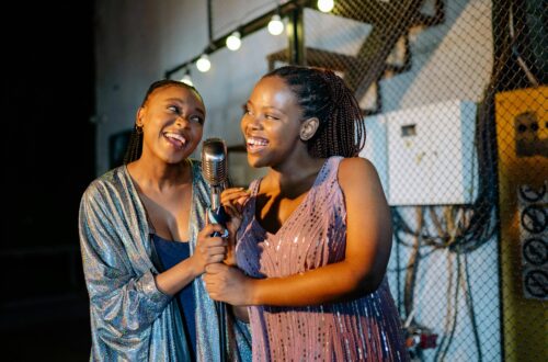 2 femmes qui s'amusent devant un micro pour la fête de la musique