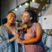 2 femmes qui s'amusent devant un micro pour la fête de la musique