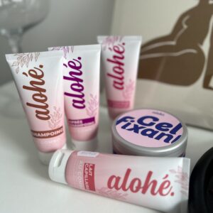 Présentation des produits capillaires Alohé : un shampoing, un après shampoing, un lait capillaire, un activateur de boucles et un gel fixant.