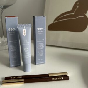 Présentation des produits make up pour les lèvres de la marque Melayci : 2 gloss nourissants et 2 crayons à lèvres.